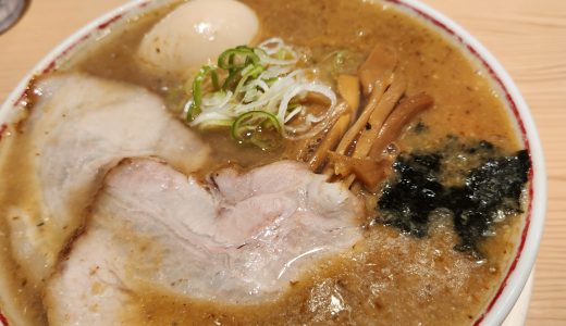 鶏と煮干が濃密に絡み合う至福の一杯『東京煮干し らーめん玉 東京駅店』